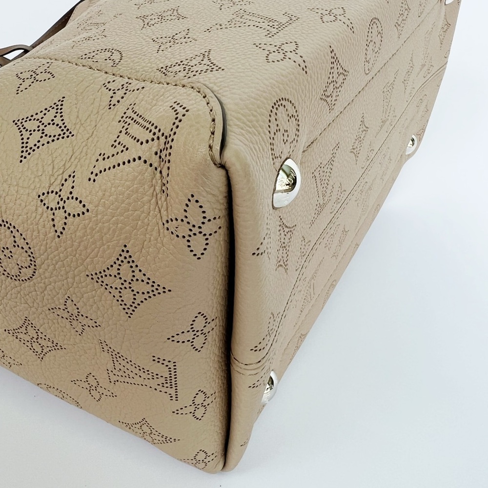 Louis Vuitton Mahina Hina MM Tote Bag Galet Perforated Leather Grey + Pouch - Picture 9 of 15